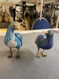 Twee Chinese cloisonn&eacute; dekseldoosjes in de vorm van kwartels, Qing