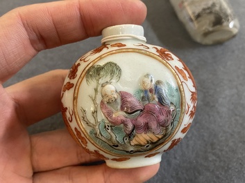 Quatre tabati&egrave;res en porcelaine de Chine famille rose et en verre peint &agrave; l'int&eacute;rieur, 19/20&egrave;me