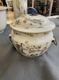 A Chinese qianjiang cai hat stand, a jardini&egrave;re and a famille rose bowl and cover, 19/20th C.