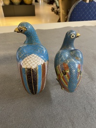 Twee Chinese cloisonn&eacute; dekseldoosjes in de vorm van kwartels, Qing