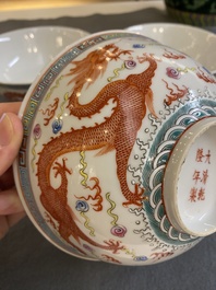 Trois bols en porcelaine de Chine famille rose &agrave; d&eacute;cor de dragons, marque de Qianlong, 19/20&egrave;me