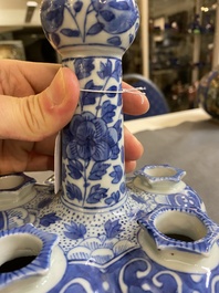 Een paar Chinese blauw-witte bloemenvazen, 19e eeuw