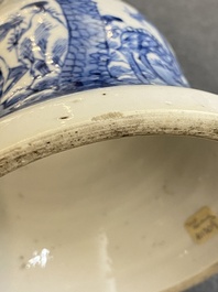 Een Chinese blauw-witte 'Bleu de Hue' kandelaar met inscriptie voor de Vietnamese markt, 18/19e eeuw