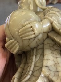 Een Chinese zeepstenen figuur van Shou Lao op sokkel, Kangxi