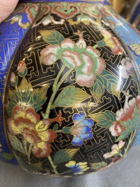 Paire de vases de forme bouteille en &eacute;maux cloisonn&eacute;s, Chine, 19&egrave;me