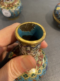 Drie Chinese cloisonn&eacute; vazen en een dekseldoos, 19/20e eeuw