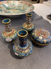 Drie Chinese cloisonn&eacute; vazen en een dekseldoos, 19/20e eeuw