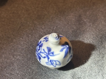 Paire de verseuses couvertes en porcelaine de Chine en bleu et blanc &agrave; d&eacute;cor des 'douzes animaux du zodiac chinois', peut-&ecirc;tre pour le Vietnam, 19&egrave;me