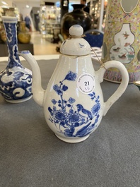 Quatre vases en porcelaine de Chine famille rose, un bol et une verseuse couverte en bleu et blanc, 19&egrave;me