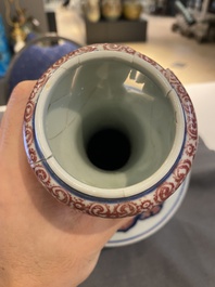 Vase en porcelaine de Chine en bleu, blanc et rouge de cuivre &agrave; d&eacute;cor de ph&eacute;nix, 19/20&egrave;me