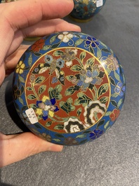 Drie Chinese cloisonn&eacute; vazen en een dekseldoos, 19/20e eeuw