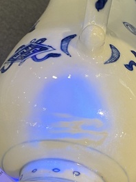 Een Chinese blauw-witte mosterdpot met decor van antiquiteiten, Kangxi