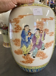 Quatre vases en porcelaine de Chine famille rose, 20&egrave;me