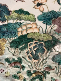 Plat en porcelaine de Chine famille verte &agrave; d&eacute;cor d'un &eacute;tang aux lotus, 19&egrave;me