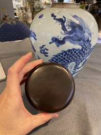 Pot en porcelaine de Chine en bleu et blanc &agrave; d&eacute;cor d'un qilin, Shunzhi