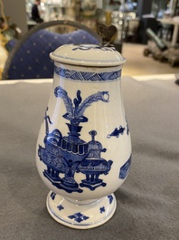 Een Chinese blauw-witte mosterdpot met decor van antiquiteiten, Kangxi