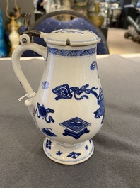 Een Chinese blauw-witte mosterdpot met decor van antiquiteiten, Kangxi