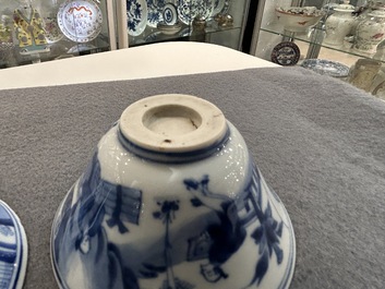 A pair of Chinese blue and white bowls, 18/19th C.