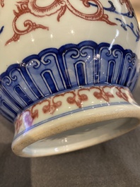 Vase en porcelaine de Chine en bleu, blanc et rouge de cuivre &agrave; d&eacute;cor de ph&eacute;nix, 19/20&egrave;me