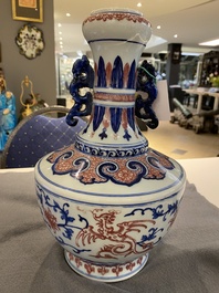 Vase en porcelaine de Chine en bleu, blanc et rouge de cuivre &agrave; d&eacute;cor de ph&eacute;nix, 19/20&egrave;me