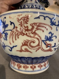 Vase en porcelaine de Chine en bleu, blanc et rouge de cuivre &agrave; d&eacute;cor de ph&eacute;nix, 19/20&egrave;me