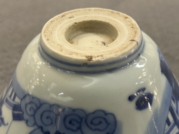 A pair of Chinese blue and white bowls, 18/19th C.