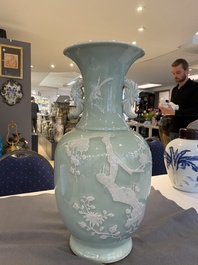 Een Chinese celadon vaas met wit slibdecor, Qianlong merk en periode