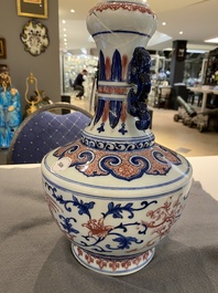 Vase en porcelaine de Chine en bleu, blanc et rouge de cuivre &agrave; d&eacute;cor de ph&eacute;nix, 19/20&egrave;me