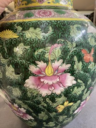 Vase en porcelaine de Chine famille rose &agrave; d&eacute;cor de rinceaux floraux, 19/20&egrave;me