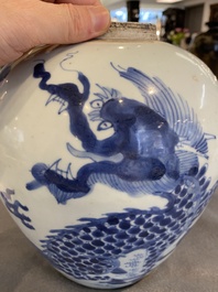 Pot en porcelaine de Chine en bleu et blanc &agrave; d&eacute;cor d'un qilin, Shunzhi