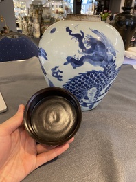 Pot en porcelaine de Chine en bleu et blanc &agrave; d&eacute;cor d'un qilin, Shunzhi