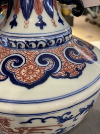 Vase en porcelaine de Chine en bleu, blanc et rouge de cuivre &agrave; d&eacute;cor de ph&eacute;nix, 19/20&egrave;me