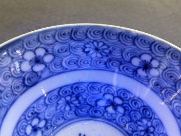 A pair of Chinese blue and white bowls, 18/19th C.