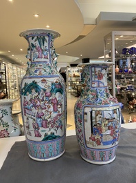 Deux vases en porcelaine de Chine famille rose &agrave; d&eacute;cor de sc&egrave;nes de cour, 19&egrave;me