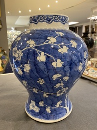 Een Chinese blauw-witte vaas met bloesems op gebroken ijs, Kangxi