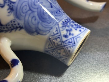 Een paar Chinese blauw-witte dekselkannen met de twaalf dieren uit de Chinese dierenriem, mogelijk voor de Vietnamese markt, 19e eeuw