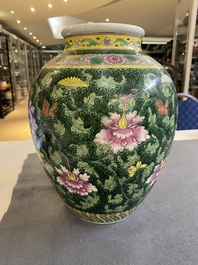 Vase en porcelaine de Chine famille rose &agrave; d&eacute;cor de rinceaux floraux, 19/20&egrave;me