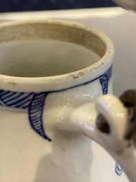 Een Chinese blauw-witte mosterdpot met decor van antiquiteiten, Kangxi