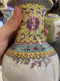 Quatre vases en porcelaine de Chine famille rose, 20&egrave;me