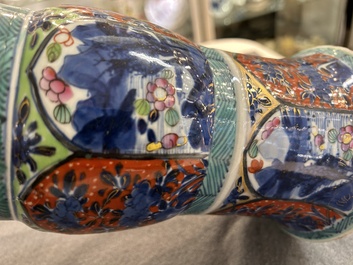 Vase de forme 'gu' en porcelaine de Chine en bleu et blanc surd&eacute;cor&eacute; en Europe, Kangxi