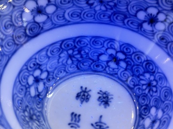 A pair of Chinese blue and white bowls, 18/19th C.