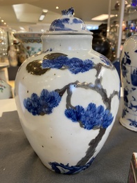 Une paire de vases en porcelaine de Chine en bleu, blanc et rouge de cuivre, un vase couvert et une bo&icirc;te couverte de Canton, 19/20&egrave;me