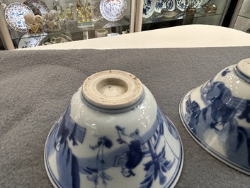 A pair of Chinese blue and white bowls, 18/19th C.