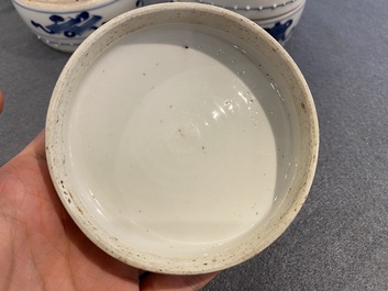 Paire de bo&icirc;tes couvertes en porcelaine de Chine en bleu et blanc &agrave; d&eacute;cor d'antiquit&eacute;s, Kangxi