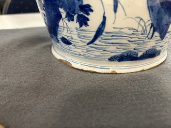 Deux vases en fa&iuml;ence de Delft en bleu et blanc &agrave; d&eacute;cor d'oiseaux parmi des branches fleuries, 18&egrave;me