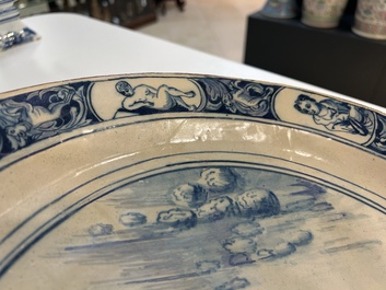 Plat en fa&iuml;ence de Delft en bleu et blanc &agrave; d&eacute;cor de l'enl&egrave;vement d'Europe, 18&egrave;me