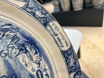 Plat en fa&iuml;ence de Delft en bleu et blanc &agrave; d&eacute;cor de l'enl&egrave;vement d'Europe, 18&egrave;me