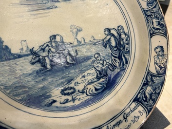 Plat en fa&iuml;ence de Delft en bleu et blanc &agrave; d&eacute;cor de l'enl&egrave;vement d'Europe, 18&egrave;me