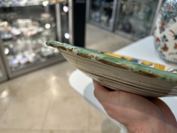 Een polychrome Italiaanse majolica schotel met een ruiter, Montelupo, 17e eeuw