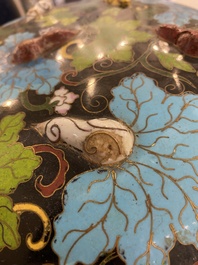 Een paar Chinese cloisonn&eacute; vazen, een grote dekseldoos en een kom, 19/20e eeuw